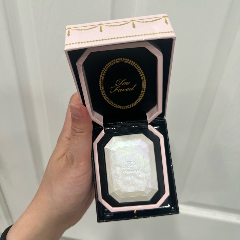 Too Faced Diamond Light-Iridescent Highlighter